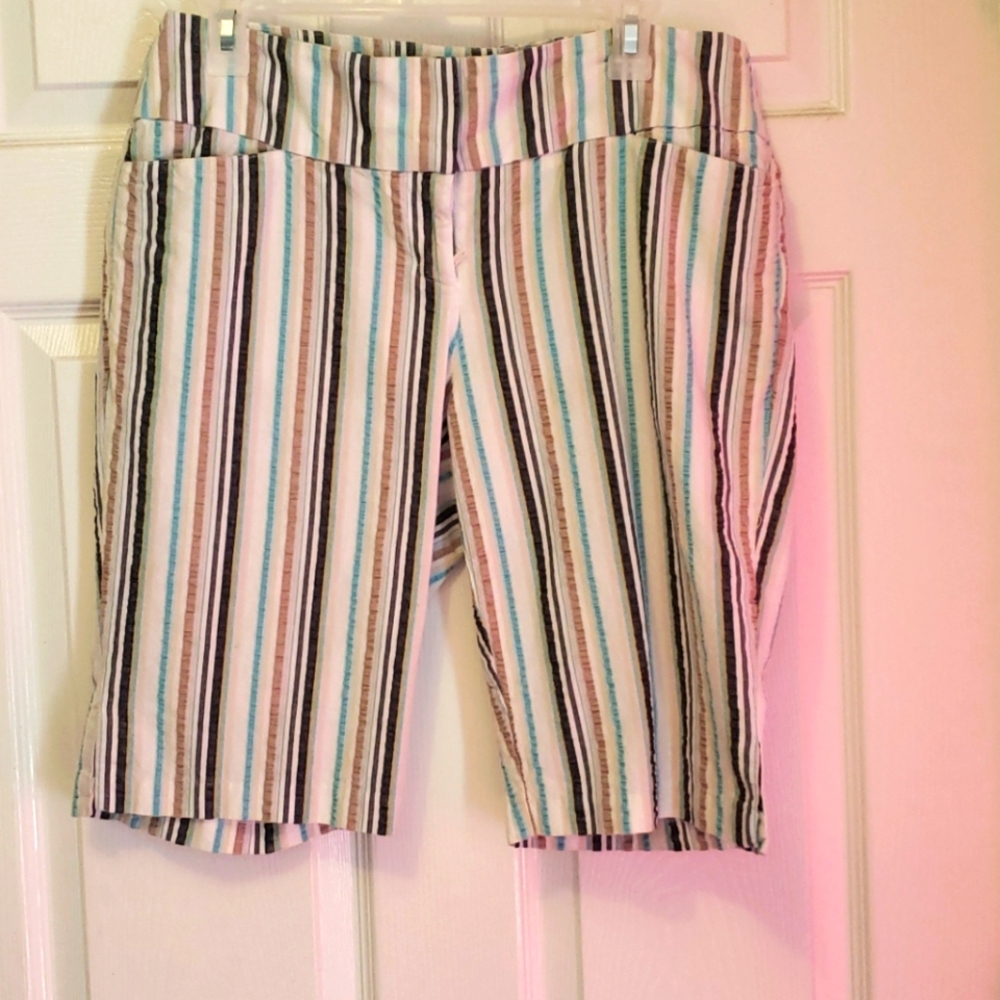 Striped knee lenghth shorts w/ small slit on side